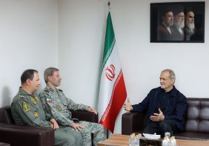پزشکیان در دیدار با فرمانده کل ارتش: دولت با تمام ظرفیت از تقویت نیروهای مسلح حمایت می‌کند