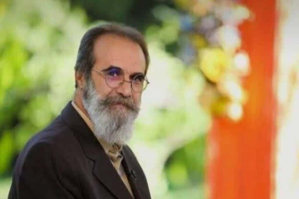 پیرمرد شاعر حماسهسرای اصفهان در حال سخنرانی در مراسم.